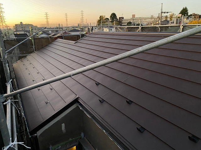 スレート屋根から横暖ルーフを使った屋根カバー工事を行いました！川口市屋根カバー工事　横暖ルーフαｓ　ニチハ　センタールーフ　スレートボロボロ　ガルバリウム鋼板　